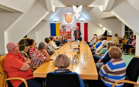 Foto: Der Autor und die Zuhörer im Gemeindehaus Reisenberg